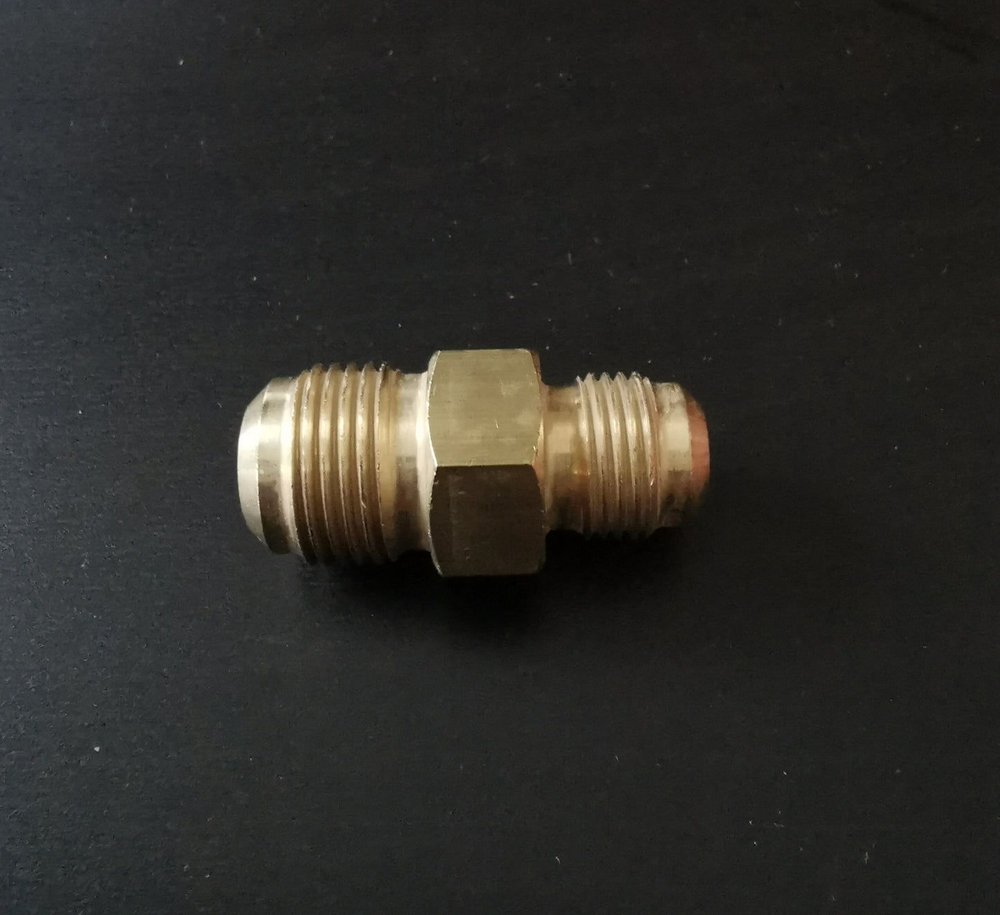 Verbindungsnippel 1/2" x 3/8" Reduziernippel für gebördelte Kältemittelleitungen