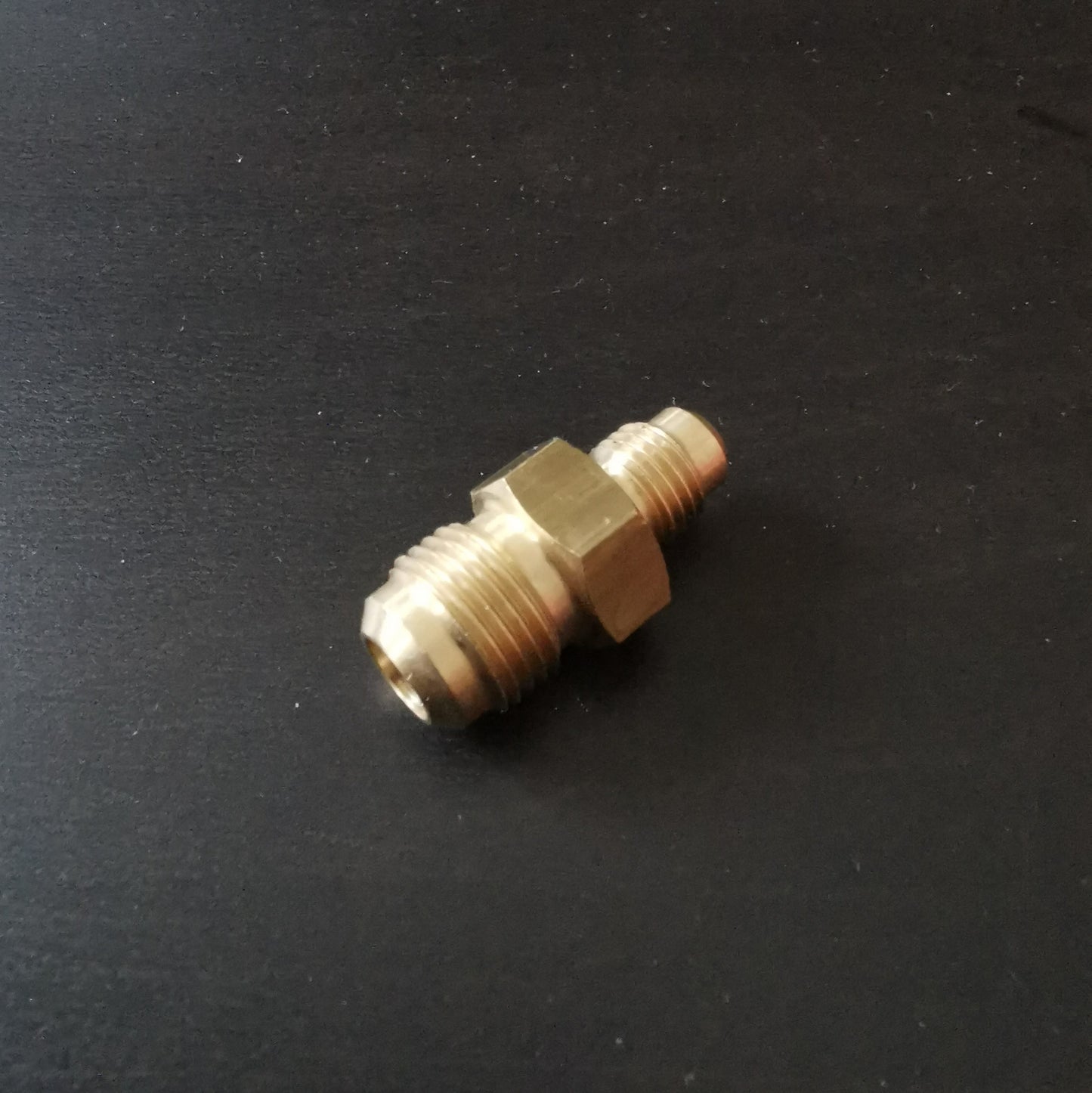Connecting nipple 3/8" x 1/4" reducing nipple for flared refrigerant lines