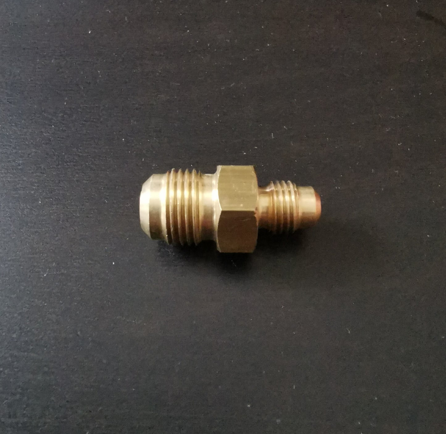 Connecting nipple 3/8" x 1/4" reducing nipple for flared refrigerant lines